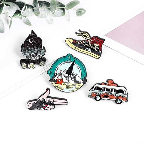 Ensemble d'Épinglettes en Émail de Camping en Plein Air Alliage Aventure Montagne Boussole Camping-Car Broches Badges de Dessin Animé