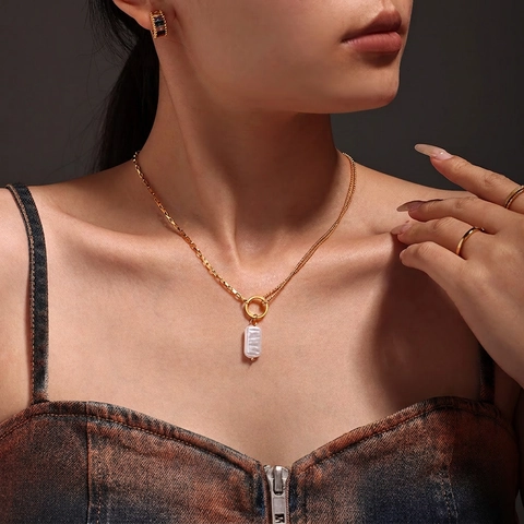 Collar con Colgante de Perla Artificial Barroca de Acero Inoxidable Chapado en Oro de 18K Elegante Collar de Cadena Doble