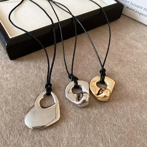 Collar Con Colgante De Corazón Hueco Irregular De Metal Líquido Joyería Minimalista De Aleación Con Cadena De Cuerda Negra Para Mujer