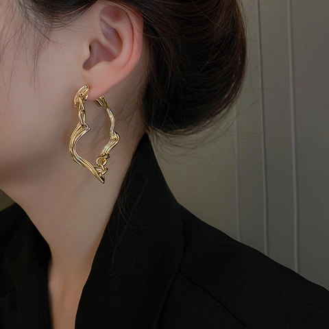 Unregelmäßige Gestreifte Verdrehte Geometrische Creolen Für Damen Legierung Golden Mit 925 Sterling Silber Ohrstecker