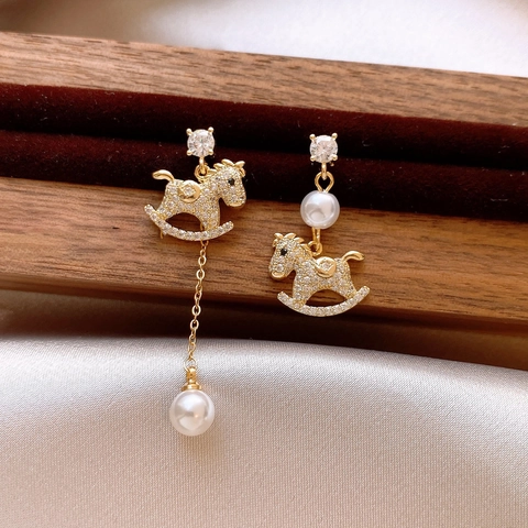 Pendientes Colgantes De Caballo Balancín Asimétricos Aleación Chapada En Oro Con Zirconia Perla Artificial Y Poste De Plata