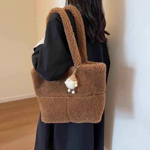 Women Plush Tote Bag Lamb Wool Quilted Shoulder Bag Large Capacity Autumn Winter Casual Handbag With Cute Pendant