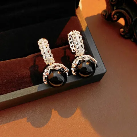 Französische Vintage Hängerohrringe Mit Künstliche Perlenimitat Zirkon Hohles Spitzen-Design Und Silbernem Ohrstecker Für Damen