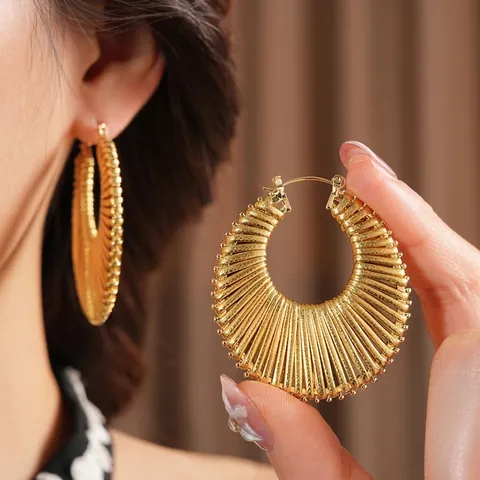 Hoop Ohrringe Legierung Plissierte Textur Strahlende Linien Hohl Geometrisch Retro Stil Schmuck Für Frauen