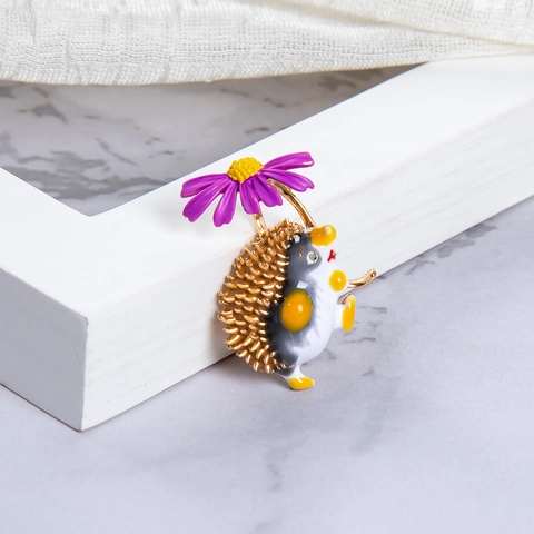 Graziosa Spilla Riccio Pin Lega Smalto Animale Del Fumetto Tenendo Fiore Margherita Gioielli Accessorio Per Donne Bambini