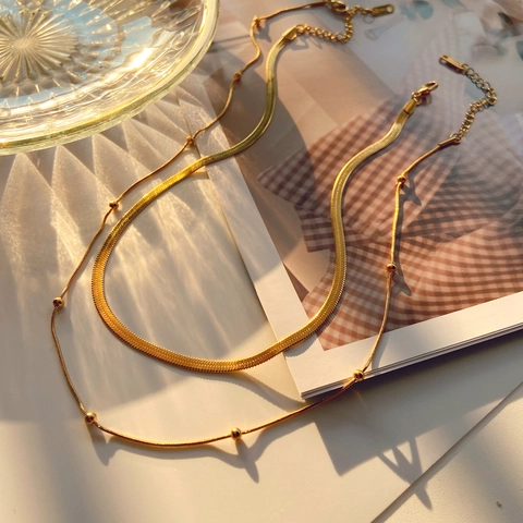 Collier Double Rang en Acier Inoxydable Plaqué Or Chaîne à Chevrons et Os de Serpent Avec Perles Rondes Bijoux Minimalistes Femme