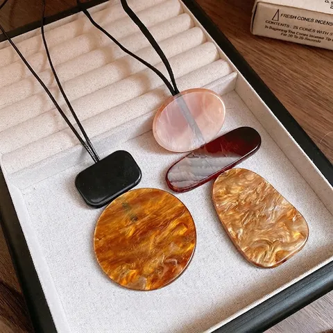 Collier À Pendentif Géométrique En Résine Texture Marbrée Longue Corde En Cuir Chaîne De Pull Pour Femmes Style Rétro Minimaliste