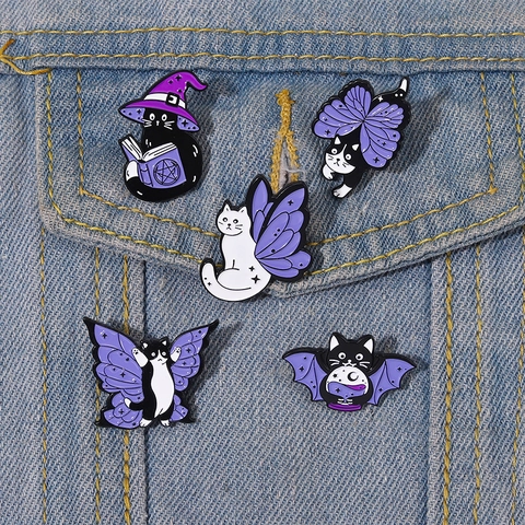 Spilla in Smalto per Gatto Magico di Halloween del Fumetto in Lega Viola Cappello da Mago Ala di Pipistrello Distintivo per Borse