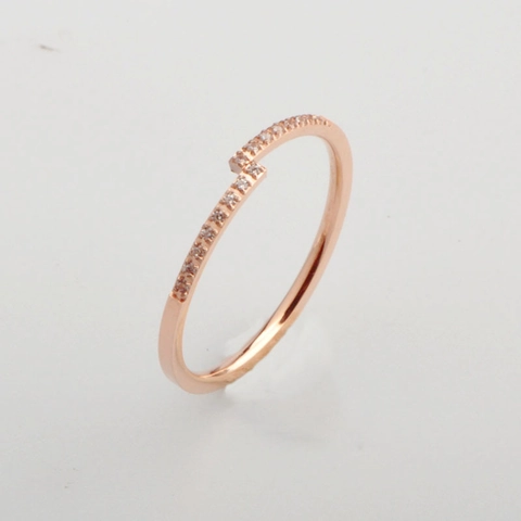 Minimalist Titanium Steel V-Shaped Open Ring For Women Rose Gold Electroplated Inlaid Rhinestone Adjustable Fashion Jewelry