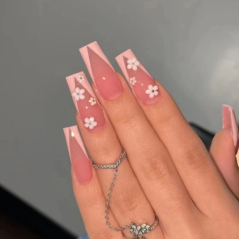 Lange Coffin Press On Nägel Rosa Verlauf Französische V-Spitze 3D Weiße Blume Goldene Nieten Elegante Süße Maniküre