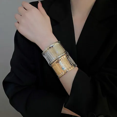 Brazalete Ancho De Metal Brillante Diseño Con Textura De Rayas Irregular Declaración Brazalete Abierto Joyería Minimalista