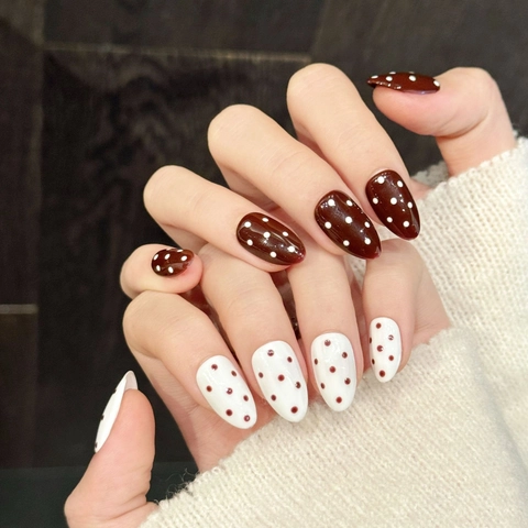 Unghie Finte a Pressione Fatte a Mano Rosse E Bianche a Pois Mandorla Corta Lucide Set Per Unghie Da Donna Decorazione