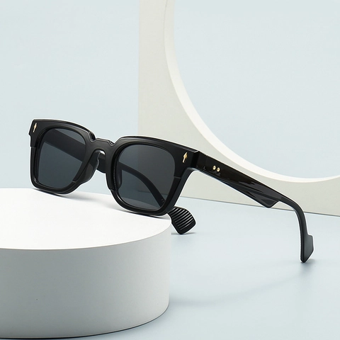 Vintage Square Sunglasses Women Men PC Frame UV400 Protection Retro Fashion Eyewear With Metal Arrow Rivet Decor