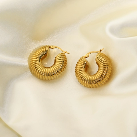 Orecchini A Cerchio In Acciaio Inossidabile Placcato Oro 18K Texture A Coste Croissant Moda Per Donna