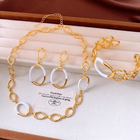 Set Di Gioielli Retro Francese Geometrico Cavo Ovale Lega Smalto Bianco Collana Bracciale E Orecchini Con Perno In Argento Donne