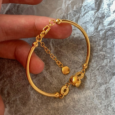 Retro Französischer Stil 18K Vergoldet Kupfer Armband Mit Gestepptem Kugelanhänger Und Gravierten Ringen Für Damen
