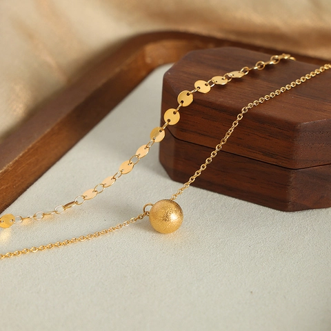 Collana A Doppio Strato Con Pendente A Sfera Rotonda Opaca E Catena A Disco Piatto In Acciaio Al Titanio Placcato Oro