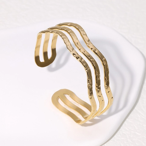 Bracciale Rigido A Onde Sovrapposte Acciaio Inossidabile Placcato Oro 18K Texture Martellata Aperto Regolabile Minimalista Geometrico Per Donne