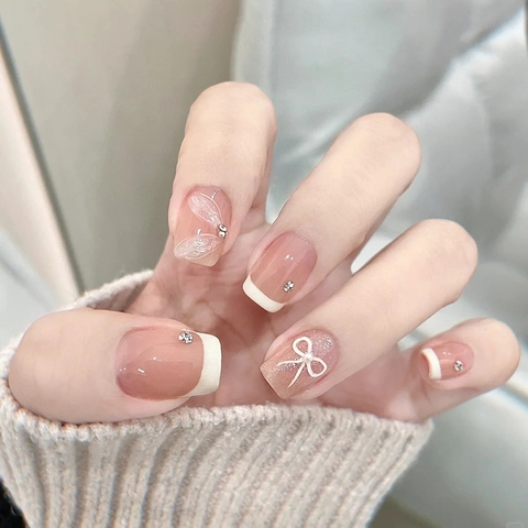 Handgemaakte Kunstnagels French Tip Nude Roze Gradiënt Met 3D Strik Kunstparels Steentjes Elegante Manicure