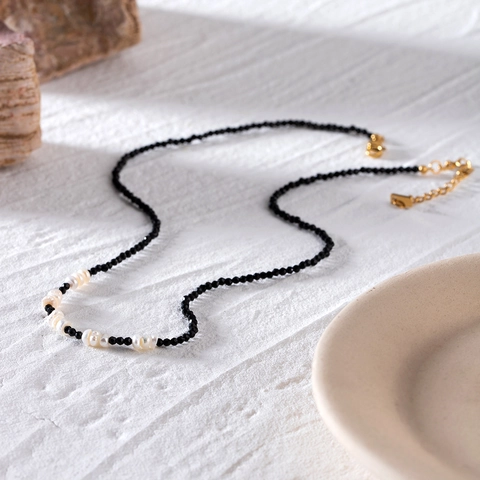 Collar De Cuentas Con Cristal Negro Y Perla Barroca Artificial Para Mujer Acero Inoxidable Chapado En Oro De 18K Joyería Minimalista