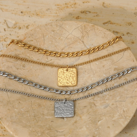 Quadratischer Hammerschlag-Anhänger Doppellagige Halskette Aus 316 Edelstahl Figaro-Kette Strukturierter Minimalistischer Schmuck