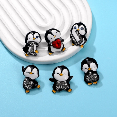 Linda Broche de Esmalte de Pingüino Aleación Dibujos Animados Animal Pin Diamante de Imitación Corazón Letra Insignia Moda Joyería Accesorio para Mujeres Hombres