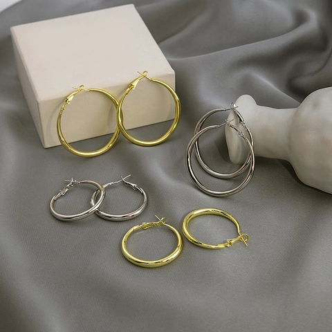 Mode Einfache Creolen Für Damen Minimalistische Glatte Geometrische Kreis Schmuck Mit Silbernem Ohrstecker