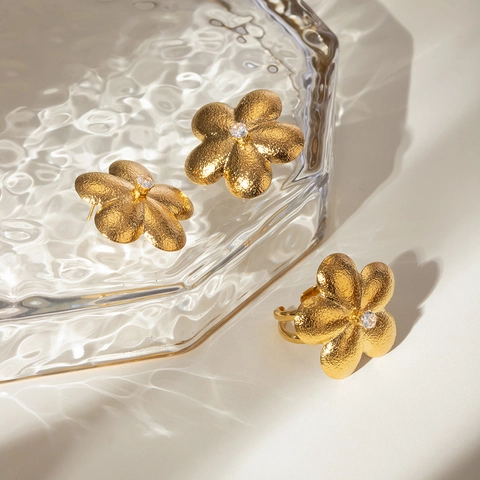 Pendientes Flores Chapados Oro 18K Acero Inoxidable Textura Cepillada Strass Joyería Moderna Para Mujeres