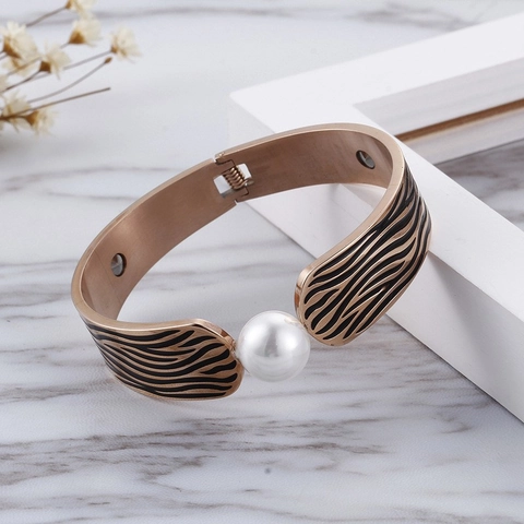 Brazalete Pulsera Chapado Oro Rosa Acero Inoxidable Con Patrón Esmalte Cebra Perla Artificial Blanca Grande Magnetoterapia Mujer
