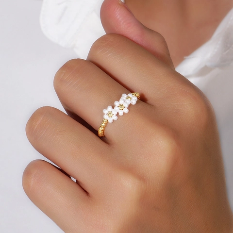 Handmade Copper Beads Beaded Ring For Women Fresh Sweet Daisy Flower Glass Beads Elastic Finger Ring Resort Style Jewelry
