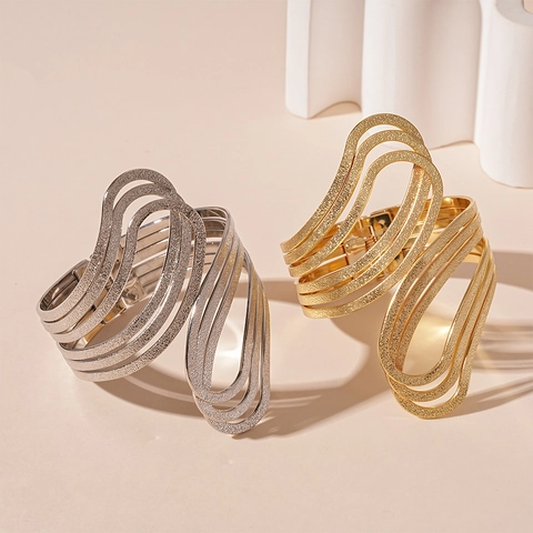 Golvende Meerlaagse Open Manchetarmband Onregelmatige Geometrische Holle Metalen Matte Textuur Mode Sieraden Voor Dames