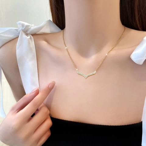 Minimalist V Shape Pendant Necklace Stainless Steel Rhinestone Inlaid Clavicle Chain For Women