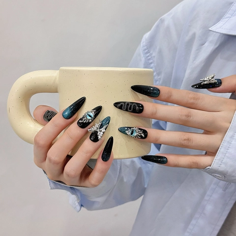Gothic Dark Style Press On Nails Lange Stiletto Handgefertigt Katzenauge Effekt Mit Schlange Schmetterling 3D Metall Anhänger