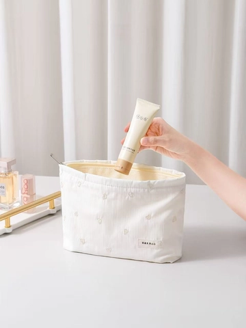 Heart Embroidered Cosmetic Bag Canvas Jacquard Large Capacity Portable Travel Toiletry Makeup Pouch Sweet Style Women
