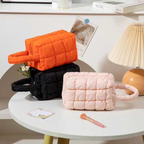 Gesteppte Kosmetiktasche Puffy Reise Kulturbeutel Tragbare Handtasche Reißverschluss Weiches Polyester Für Frauen