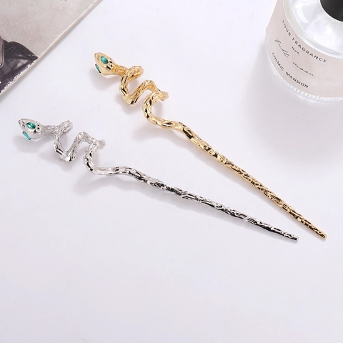 Palillo Para El Cabello Con Forma De Serpiente Aleación Metal Curvado Irregular Ojos De Piedra Verde Punk Vintage Horquilla Para Mujeres
