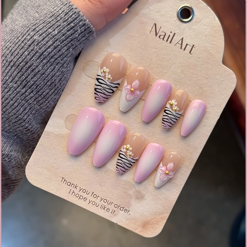 Faux Ongles Amande Dégradé Rose Blanc Motif Zèbre Décoration Florale 3D Avec Perles Dorées Manucure Française Élégante