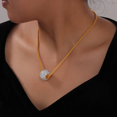 Elegante Titanstahl Halskette Vergoldet Mit Zirkonia Pflaster Kugel Anhänger Spiga Kette Einfacher Schmuck