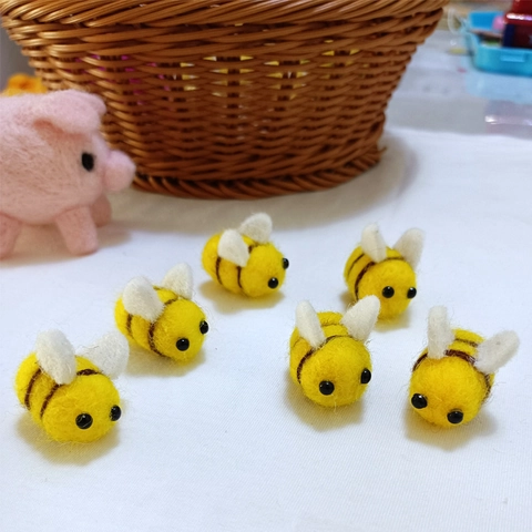 Handmade Wool Felt Little Bee Accessories For DIY Brooches Hair Clips Decoration Cute Cartoon Animal Ornaments For Bags