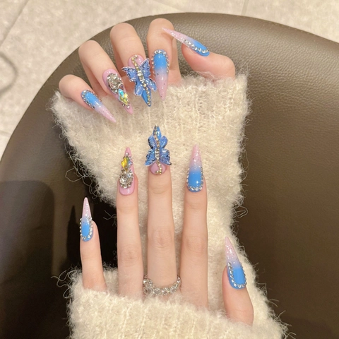 Lussuosi Unghie Finte a Pressione a Sfumatura con Farfalla 3D Stiletto Lungo con Strass Manicure Artigianale per Donna