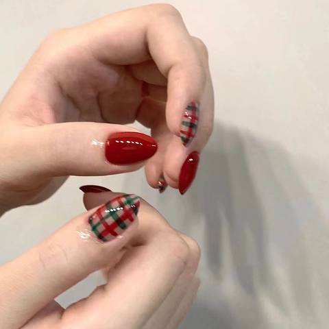 Faux Ongles à Presser Noël Plaid Rouge Vert Forme Amande Brillant Couverture Complète Ongles Festifs Avec Colle Pour Femmes
