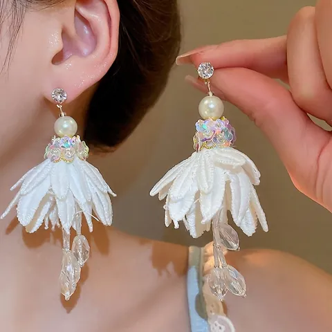 Orecchini Pendenti Fiore Chiffon Nappa Con Strass Perla Artificial Imitazione E Perno In Argento Sterling 925 Per Donna