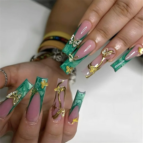 Uñas Postizas Largas Ataúd Verde Esmeralda Mármol Francés Mariposa Dorada 3D Estrás Lujo Uñas Artificiales Para Mujeres