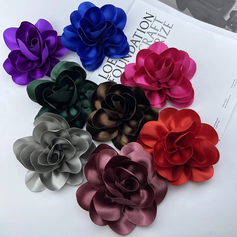Spilla a Fiore Grande in Satin Fatta a Mano Corsage Elegante 3D Rosa Camelia Accessorio Floreale Doppio Uso Fermaglio Per Capelli Donna