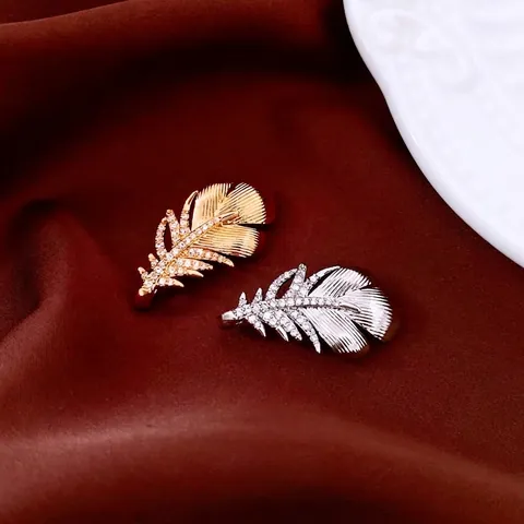 Squisita Spilla A Piuma Rame Placcato Oro 18K Zirconia Cubica Gioiello Vintage Di Lusso Accessorio Da Donna