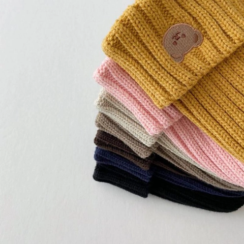 Bonnet Bébé en Acrylique Douce Tricoté Avec Broderie d'Ours Protection des Oreilles Hiver pour Tout-Petits Nourrissons Enfants Couvre-Chef Chaud