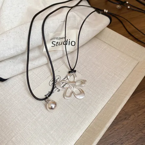 Collana Con Pendente Fiore Traforato E Dettaglio Cuore Lega Argentata Cordino Nero Regolabile Vintage Minimalista