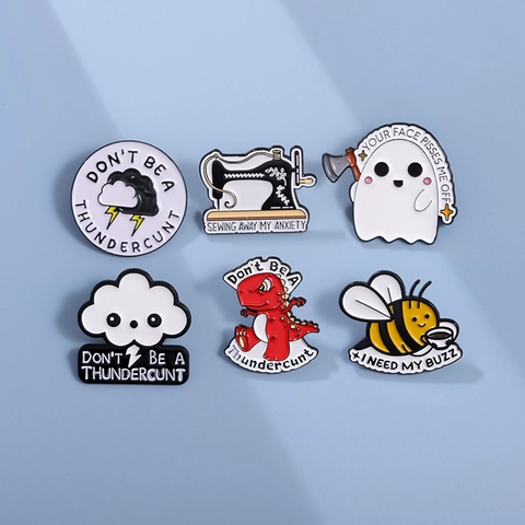 Broche En Émail Drôle Alliage Dessin Animé Fantôme Abeille Dinosaure Machine À Coudre Badge Revers Pour Vêtements Sacs