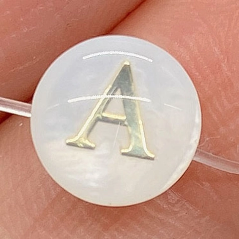 Perline Alfabeto in Conchiglia Naturale Rotonde Bianche Perline Sciolte Lettera Oro A-Z Per Fai Da Te Gioielli Collana Bracciale