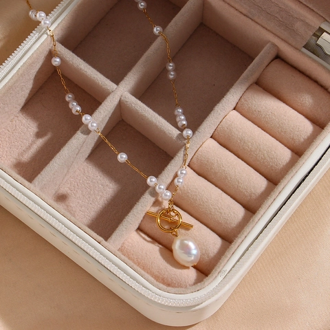 Collar de Acero Inoxidable Bañado en Oro 18K con Colgante de Perla Artificial Barroca y Hebilla OT para Mujer Joyas